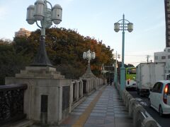 音無親水公園の上を南北に架かっている音無橋です。

車の往来が激しいです。