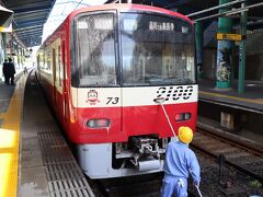 電車はちょうど出発したところ　次の電車の出発前お掃除中