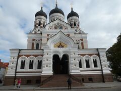 アレクサンダル ネフスキー寺院。
トームペア城の向かい側にある立派な教会で必見です。
1901年支配者の帝政ロシアによって建てたロシア正教の教会で、エストニア人からロシア支配を想起させるものとして嫌われているので、エストニアは大聖堂の破壊を計画した事もあったが実行に移されることは無かった。
同名の協会がブルガリアのソフィアにもあり形も少し似ています。