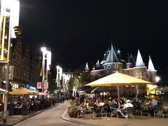 アムステルダム市内をブラブラしてみます。
バーやパブみたいな所には人が一杯で、もうコロナなんて無いみたいに皆さんマスクを外しビールやワインを飲んでいました。大丈夫か？