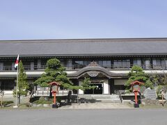 そしてやって来たのは高山稲荷神社。神社前の無料駐車場に停めます。
https://takayamainari.jp/