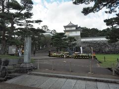 まだ時間はたっぷりあるので、郡山に向かう途中に何か観光できる場所はないだろうかと地図で見て立ち寄ったのが霞ヶ城公園。ここは二本松城跡なのですが、不勉強で全く予備知識なし（すみません）。看板を読むと15世紀前半、畠山氏の居城として築城。その後城主が変わり、寛永20年（1643）に丹羽光重が二本松藩10万700石で入城して明治維新を迎えたそうです。
