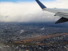 伊丹空港に着いて、次もおなじみの松山便。

空からの伊丹空港の景色です。