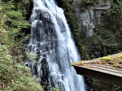 乗鞍三滝の一つ、落差４０ｍの〝番所大滝”（ばんどころおおたき）