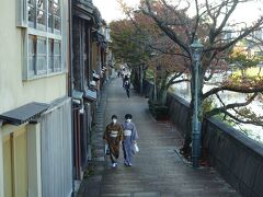 ひがし茶屋街から浅野川を渡った対岸には「主計町茶屋街」土産物屋などは無く、ひがし茶屋街ほど人も多くない、昔ながらの風情が色濃く残る茶屋街だ