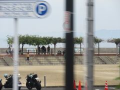 海岸沿いにモクモクと湯煙の温泉街。バス停は小浜ターミナル
小浜温泉（オバマ温泉）、って知りませんでした。
海が近くてよさそう

「ほっとふっと105」＝全長105メートルの日本一長い足湯、小浜温泉は最高で105度の源泉、を車窓から眺めました。