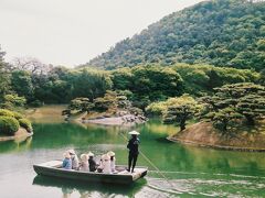 乗船客がみんな菅笠を被っているところが、良い雰囲気を醸し出してますね。
見ているこっちも和みます。