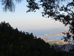 さて、そろそろ下界に戻りましょう。ケーブル延暦寺駅まで徒歩。ゆるい下り坂で楽ちんです。
途中の琵琶湖の眺めが素晴らしいです。