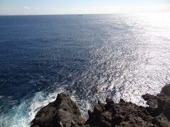 伊豆半島最南端からの眺めです。
海.海.海‥
地球が丸い事を実感しますね。