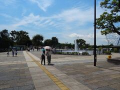 葛西臨海公園に着いたヨ。
リーダーはここに来て懐かしいと難じているみたイ。
というのも、小さい頃にココの海に、
潮干狩りに連れて行ってもらったことがあるみたいで、
その時、海の向こうに見えた、
シンデレラ城がとても印象的だった。
と言っていたヨ。