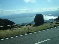 （車窓風景）夢見ヶ丘よりの琵琶湖と右は大津市