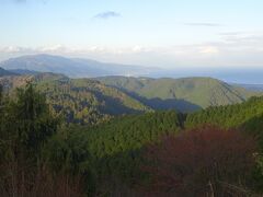 比叡山山頂より延暦寺の伽藍が広がる比叡山を見ます。右中央に琵琶湖が微かに見えます。