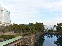 お堀は瀬戸内海につながっているようです。
左側の高い建物はお世話になった「JRホテルクレメント高松」です。

