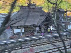 湯野上温泉駅。
大内宿の最寄り駅で茅葺屋根の駅舎です。
バスが走りながら、通路側だったのでこれが精いっぱい･･･。