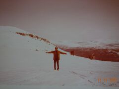 カメラの三脚を持ってスキーをした。