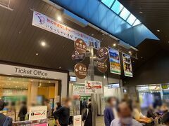 初めて甲府駅に降り立ちましたが、なかなか立派な駅じゃないですか！
お店も多そうだし、帰りに寄りましょう。