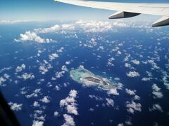 石垣島から那覇へ。
水納島上空飛行中…。宮古諸島の島で2017年の統計ではなんと人口5人とのこと。行けんのかな。