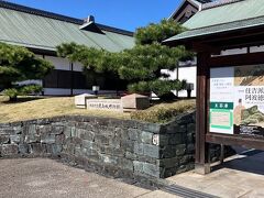徳島城博物館で100名城スタンプをもらいます
徳島城は駅から近いと思いきや
車両基地があるので渡るのにぐるっと遠回りします