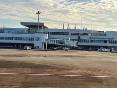 富士山静岡空港です。

丘珠よりは大きいけど、やっぱりこじんまりとした空港ですね。
でも、数年前大々的にリニューアルして、とっても機能的できれいになりました。

ここのラウンジも静岡ならではのものもあり帰りが楽しみです。