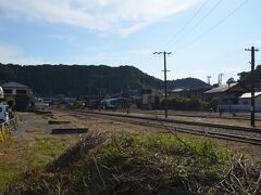 転車台も見学したかったのですが、今日は平日で午後のみだそうで諦めます。
ホームから見るもやはり遠くて無理でした。