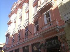 ピンクの外観のホテル発見！