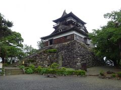 　9:40、丸岡城に到着。　日本全国に12城ある「現存十二天守 」の1つの丸岡城は、北陸地方で唯一の城で、国の重要文化財に指定されています。
　なお2019年頃までは、小さな望楼を載せた古式の外観から現存最古の天守と呼ばれていましたが、調査の結果江戸時代の寛永年間(1624- 44年)に建造されたことが判明したそうです。そうなると現存最古は、1592築城の松本城かな？