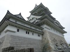 　清大寺から1.8kmで「勝山城博物館」に到着。 遺構としてはなにも残っていない歴史上の勝山城とは全く関係ない、天守閣風建築(模擬天守)の博物館です。石垣から鯱までが57.8ｍと日本一の高さを誇る5層6階の天守閣で、堀や城門は重厚な造りになっていますが、二の丸や三の丸等はありません。