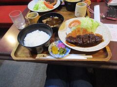 ホテルで荷物を預けた後、昼食でもということで向かいにある昔からの喫茶店「チロル」に入店。
ラストオーダーぎりぎりでしたが、日替わり定食にありつくことができました。
メインは名物の味噌カツ、着いたその瞬間から名古屋グルメを堪能。