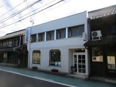 「コレクションズカフェ　羅幻」を出て少し西に行ったところにある、「サロンドマミー」。
ヒロインの友人・成瀬直子の実家の美容院「ビューティーサロンなるせ」のモデルです。
なお、現在は美容院としての営業は終了、古民家カフェ「KoyaKoya」として営業しているそうです。