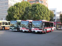 多治見駅南口のロータリーに並ぶ、東濃鉄道バス。