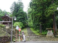 　勝山城博物館から約1.5km、「白山平泉寺歴史探遊館まほろば」横の、白山平泉寺に一番近い駐車場に到着。ここから約100ｍ参道を歩くと白山平泉寺入り口があります。　古くから信仰の対象であった霊峰白山の越前側の拠点として、養老元年(717年)に泰澄によって開かれたと伝えられています。