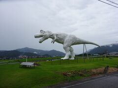 　福井県立恐竜博物館手前の交差点(福井県勝山市村岡町五本寺3-3)には、田園の真ん中に「ティラノサウルス」をモデルにした仮想の恐竜「ホワイトザウルス」が出現しています。