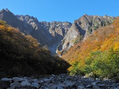ブナ林撮影会を終え、満を持しての谷川岳
まだ山肌には影が多いのですが、一ノ倉沢出合付近には陽が当たるのを待つカマラマンの三脚がずらっと並んでいました。