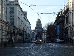 ロワイヤル広場から西へ延びるレジャンス通り

一番奥に見えるのがブリュッセル最高裁判所