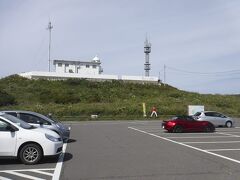13:00、遂に龍飛埼に到着。灯台前の駐車場に車を停めます。