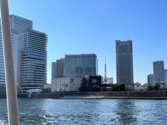 東京・日の出 「日の出桟橋」から「浅草」行きの
東京都観光汽船（TOKYO CRUISE）水上バス「竜馬」の
後部デッキベンチからの眺望の写真。

東京タワー。