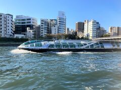 東京都観光汽船（TOKYO CRUISE）水上バス「エメラルダス」の写真。

「ホルタナ」や「ヒミコ」なども乗船したことがあります。

「エメラルダス」について

「子供達が見て思わず乗ってみたい」と思う船を目指した
「ヒミコ」の就航から約14年、その姉妹船である「ホタルナ」の
就航から約6年、「エメラルダス」はシリーズ第三弾となります。

座席の指定が出来るコンパートメントを3か所設けました。
船内では同氏の代表作「銀河鉄道９９９」「クイーンエメラルダス」
のキャラクター、星野鉄郎、メーテル、エメラルダス達による
観光アナウンスが流れています。

屋上デッキの開放は、当社安全管理規定に基づき運用しているため
開放できない場合もございます。