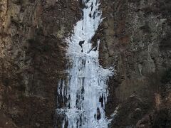 真冬は湧水が凍って大きな滝のように見えます
