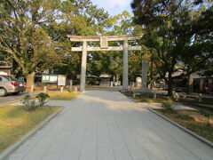 松陰神社。
駐車場はこの鳥居の中にあります。