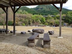 高山市久々野町にある知人の果樹園へ行く途中
飛騨川公園で休憩＆昼ごはん♪

紅葉がいい感じに色づいて秋を感じます