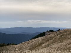 ジェラート屋から30分くらい、より山の中の激細道を進み、生石高原というインスタで人気らしいスポットに来ました。

若い子でいっぱい。
ウェディングフォトを撮っているカップルも何組もいました。