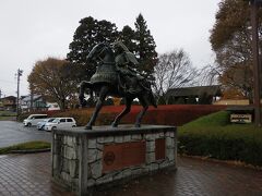 八戸市博物前、南部師行の騎馬像