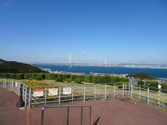 明石海峡大橋
兵庫県神戸市垂水区東舞子町と淡路市岩屋とを結ぶ明石海峡を横断して架けられた世界最長の吊橋。全長3,911 m、中央支間1,991 m。