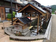 　越前大野は地下水が豊富で、湧水スポットは町の随所にみられます。中でも泉町にある「御清水」が有名で、昭和60年には名水百選にも選ばれています。　清水は、夏は冷たく冬は温かい、ミネラルたっぷりのまろやかな美味しい口当たりで最高です。
　採水できるのは一番前(最上流)の飲料用の清水で、備え付けの柄杓を使って飲むことができます。またペットボトルなどに入れての持ち帰りも可能です。