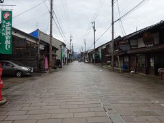 　結ステーション駐車場から約200ｍ(御清水から約350ｍ)で、400年以上続く朝市で有名な七間通りに到着。毎朝、地元の農家の人たちが新鮮な野菜や花、手作りのお惣菜などを販売していますが、13:45では朝市はやっていませんでした。
　なお朝市は2回来ていますが、朝は7:00頃～10:30頃までで、店は土・日は10～15店、平日は3～5店の出店です。輪島や飛騨高山などの朝市と比べてはいけません。