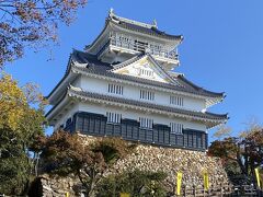 かつては斎藤道三や織田信長が居住した城。
現在の天守閣は昭和31年に復興されたものです。