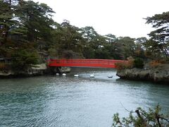 　　　　　　あの赤い橋を渡って雄島へ