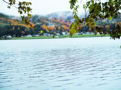 木崎湖も1周。
こちらは、ところどころ路肩駐車できるスペースあり。
青木湖も木崎湖も紅葉真っ盛り。
行きの車内から白馬連峰が見えていたのに、湖の畔からは霧で山並みは見えず。