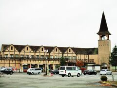 安曇野スイス村。
田んぼアート２０２１のテーマは、大相撲の御嶽海関だったらしい。
こちらの駐車場、田んぼ側に6ｍの立派な展望台あり。
斜め上から見る前提で図案を設計し、遠近を考慮して葉や穂が緑や紫、黄色などに育つ古代米などの苗を植えていくんだとか。
１０月に刈り取られてしまったから、残念ながら跡形もない状態。