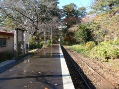 斜陽館から車で数分の所にある津軽鉄道芦野公園駅に向かいました。雨上がりの日射しが眩しい、静かな無人駅のホームです。